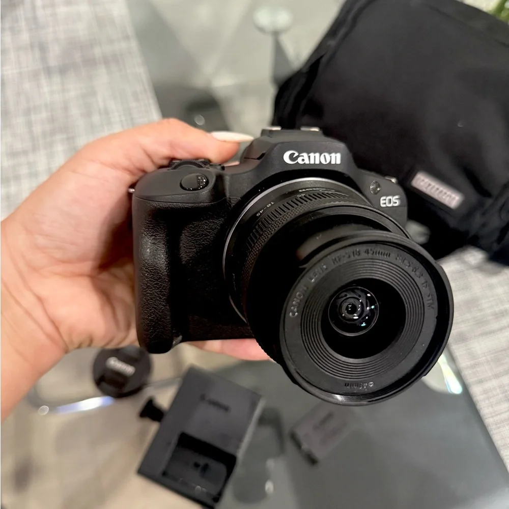 Canon Black Camera Bag with Accessories Canon EOS R100